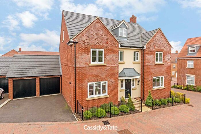 6 Bedroom Detached House To Rent In Avocet Road, Aspen Park, Apsley, HP3