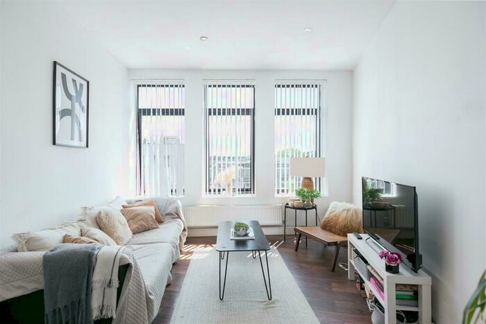 2 Bedroom Flat To Rent In Balham High Road, London, SW12