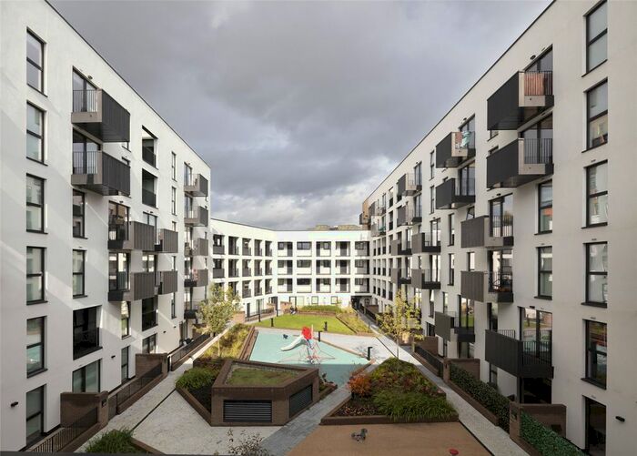 2 Bedroom Flat To Rent In Burgess Springs, Chelmsford, CM1