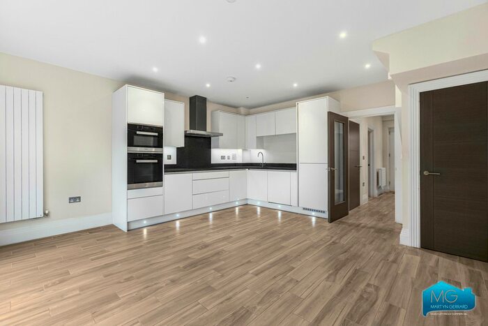 4 Bedroom Detached House To Rent In Wellston Crescent, Southgate, London, N14