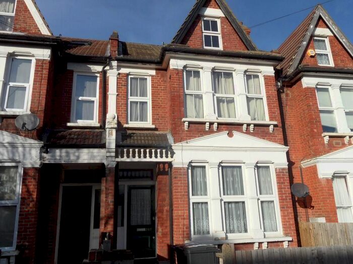 2 Bedroom Flat To Rent In Holmesdale Road, London, SE25