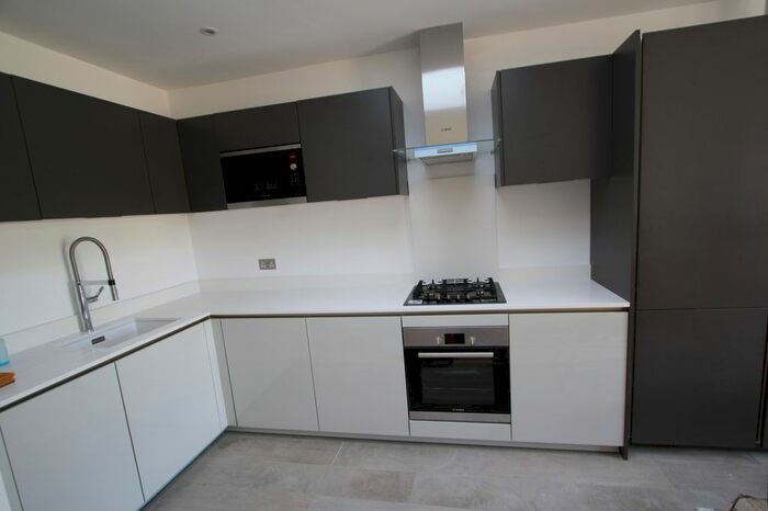 3 Bedroom Flat To Rent In Eardley Road, Streatham/Tooting, SW16