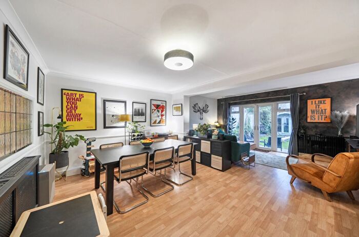 3 Bedroom Detached House For Sale In Woodville Road, Barnet, EN5