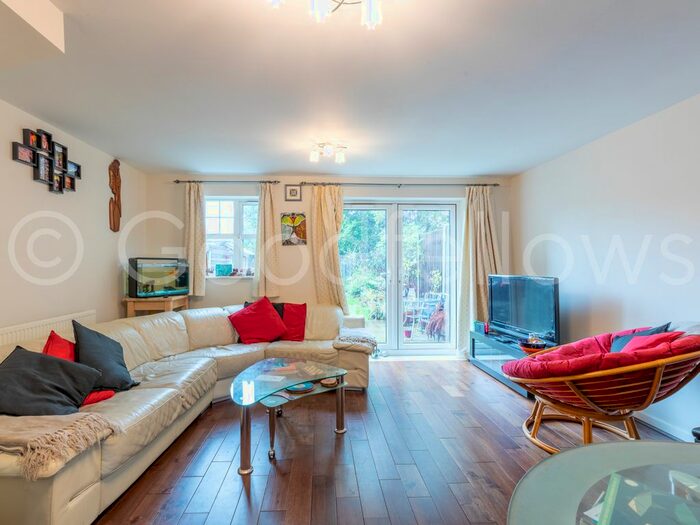 3 Bedroom Detached House To Rent In Roseacre Close, Sutton, SM1