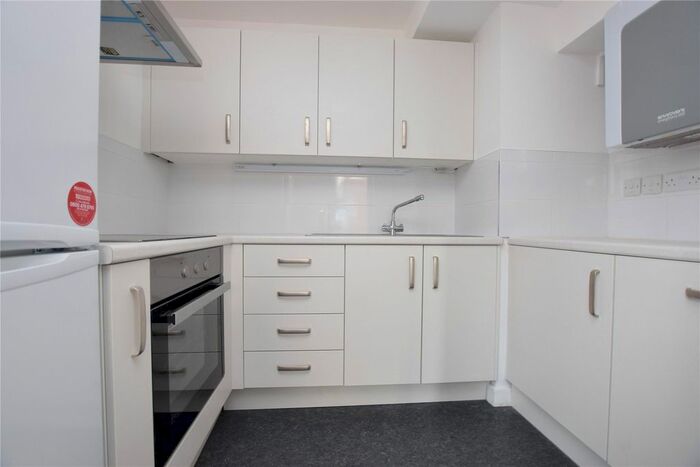 2 Bedroom Flat To Rent In The Hawthorns, Well Lane, Leeds, West Yorkshire, LS7