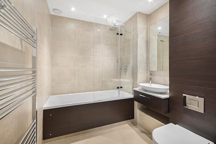 2 Bedroom Flat To Rent In City North Place London, N4