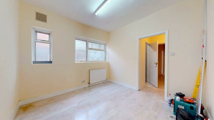 2 Bedroom Ground Flat To Rent In Sunningdale Avenue, IG11