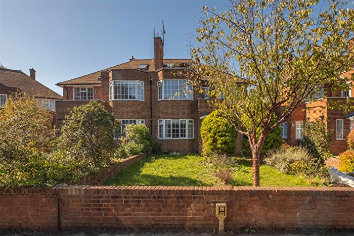 2 Bedroom Maisonette For Sale In Linden Close, Thames Ditton, KT7