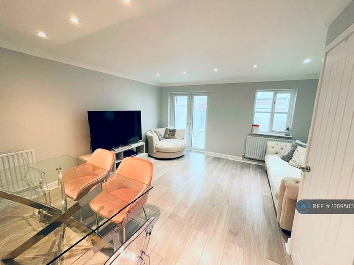 3 Bedroom End Of Terrace House To Rent In Aylesbury Drive, Langdon Hills, Basildon, SS16