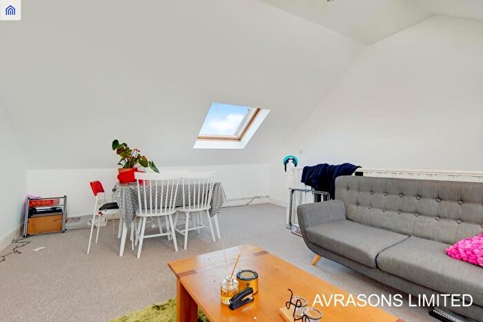 3 Bedroom Flat To Rent In Crewdson Road, London, SW9