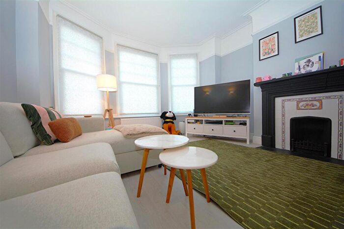 2 Bedroom Maisonette To Rent In Sedgemere Avenue, East Finchley, N2