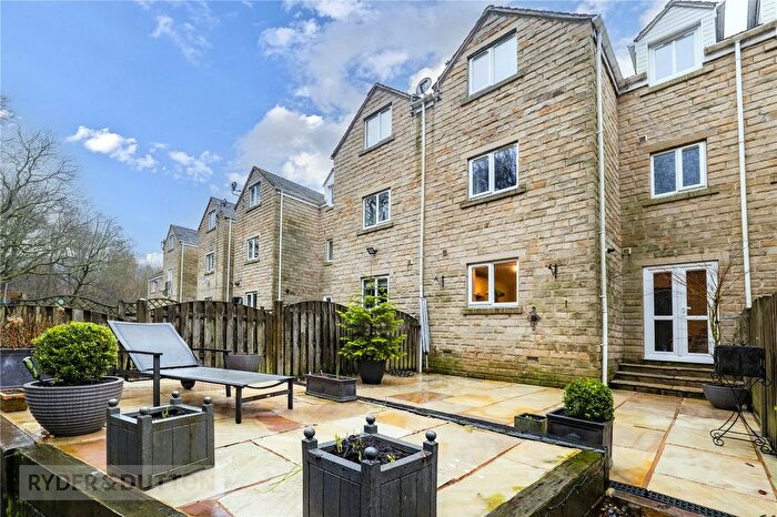 4 Bedroom Town House For Sale In Mill Stream Drive, Luddendenfoot, Halifax, West Yorkshire, HX2