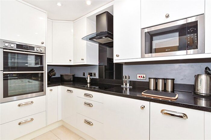 2 Bedroom Flat For Sale In Queensgate, Maidstone, Kent, ME16
