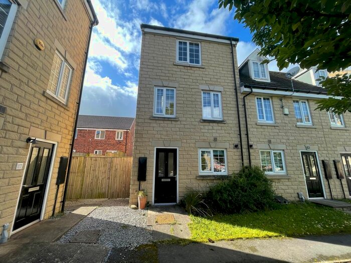 4 Bedroom Town House To Rent In Redbrook Way, Bradford, West Yorkshire, BD9