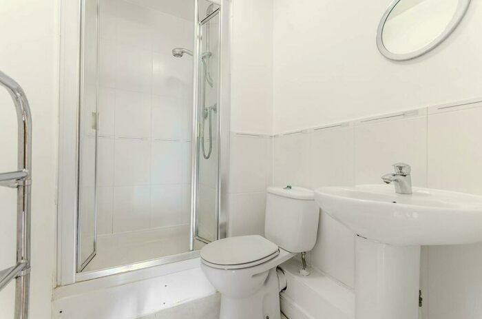 2 Bedroom Flat For Sale In Cleeve Way, Sutton, SM1