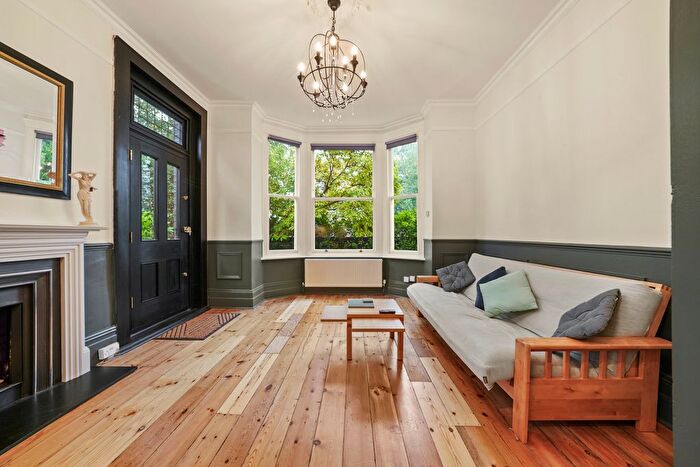 1 Bedroom Flat To Rent In Broom Road, Teddington, TW11