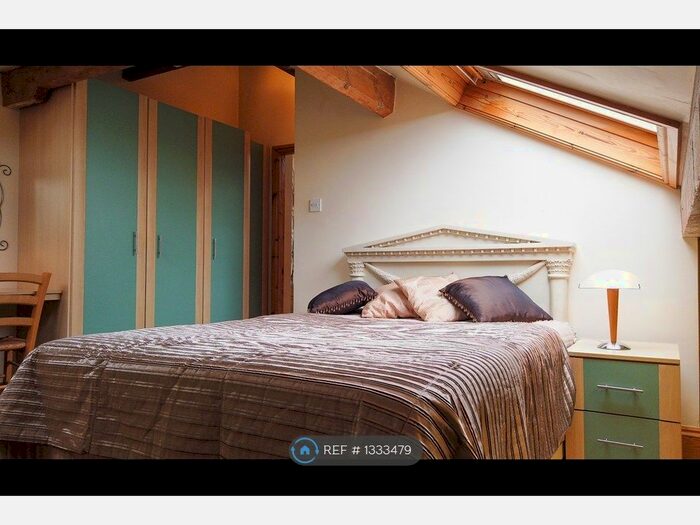 1 Bedroom Flat To Rent In Balmoral Place, Halifax, HX1