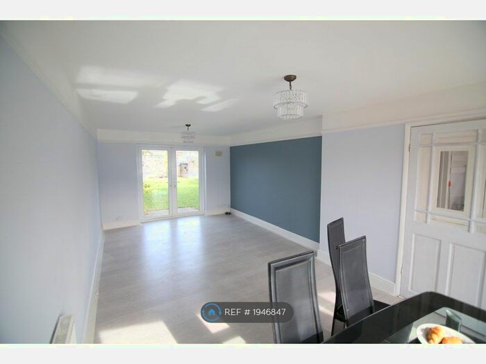 3 Bedroom Semi-Detached House To Rent In Elmhurst Road, Aylesbury, HP20