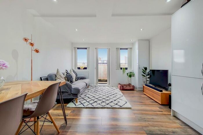 2 Bedroom Flat To Rent In Balham High Road, London, SW12