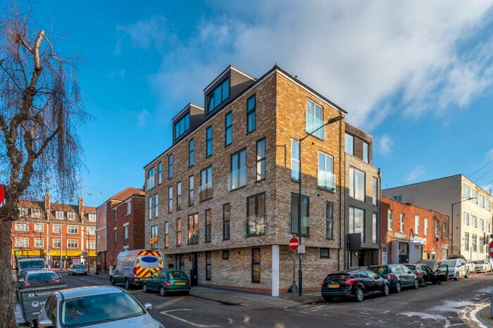 2 Bedroom Flat To Rent In Hassop Road, Cricklewood, London, NW2