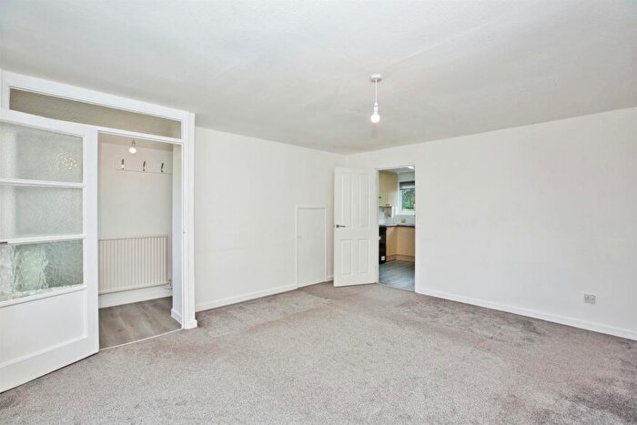 3 Bedroom Semi-Detached House For Sale In Wessex Road, Yeovil, BA21