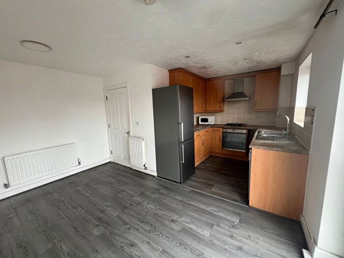 4 Bedroom Town House To Rent In Primrose Close, LU3