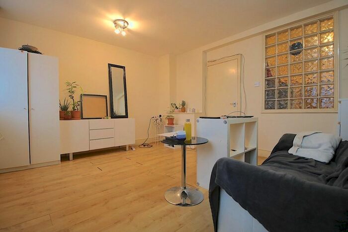 1 Bedroom Flat To Rent In Cambridge Heath Road, E2