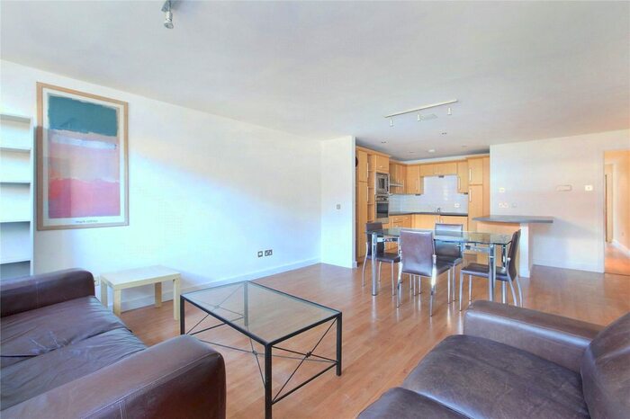 2 Bedroom Flat To Rent In Gateway House, Balham Hill, SW12