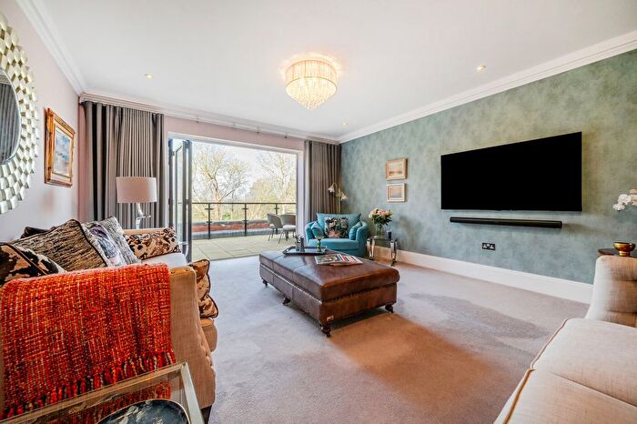 3 Bedroom Flat For Sale In Cockfosters Road, Hadley Wood, EN4