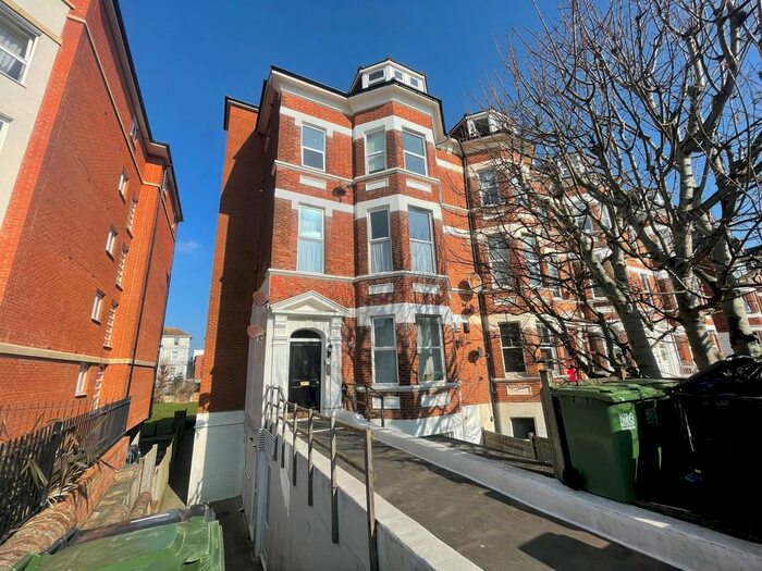 2 Bedroom Flat To Rent In Jevington Gardens, Eastbourne, BN21