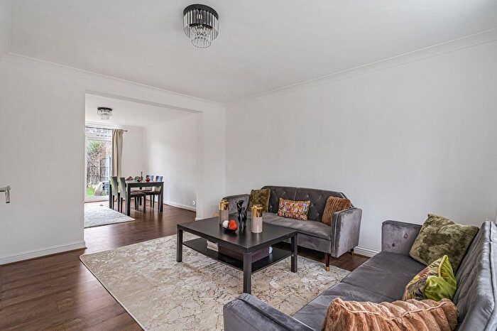 4 Bedroom Semi-Detached House For Sale In Greenford Avenue, Hanwell, W7 - Photo 6