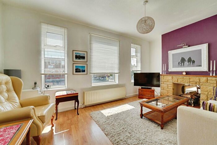 3 Bedroom Maisonette For Sale In Queensway, Bletchley, Milton Keynes, MK2