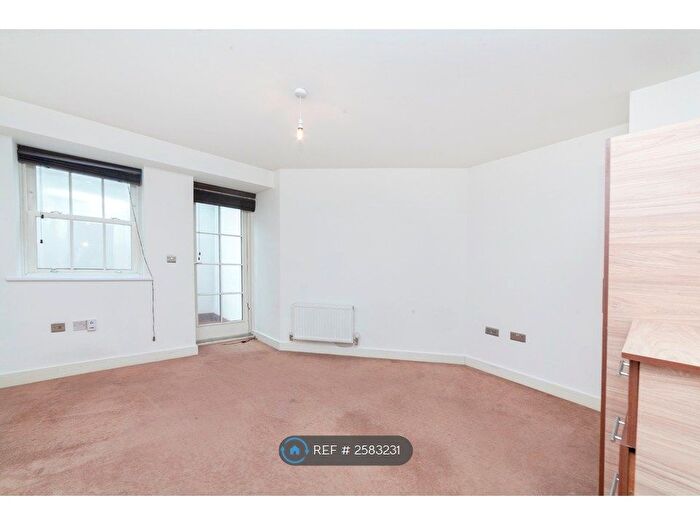 3 Bedroom Flat To Rent In Glengall Road, London, SE15