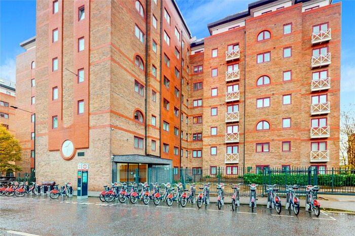 2 Bedroom Flat To Rent In William Morris Way, Fulham, London, SW6