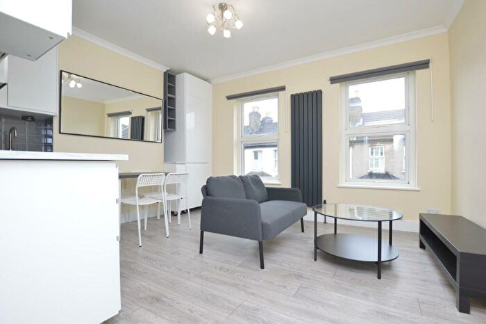 2 Bedroom Flat To Rent In Chesterton Road, Plaistow, London, E13
