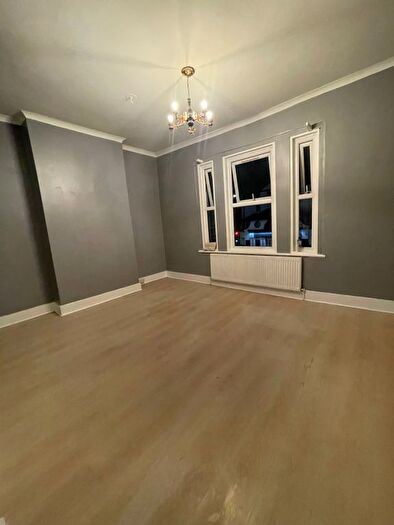 3 Bedroom Flat To Rent In High Road, Ilford, IG1