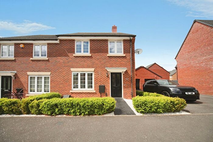 4 Bedroom Semi-Detached House For Sale In Aylesbury Drive, Houghton Regis, Dunstable, LU5