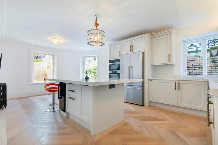 3 Bedroom Flat To Rent In Drayton Gardens, London, SW10