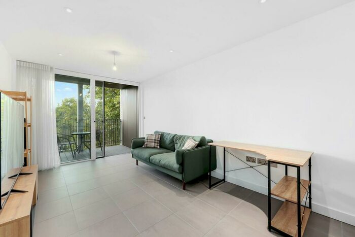 2 Bedroom Flat To Rent In Cambridge Heath Road, London, E2