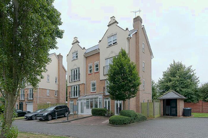 2 Bedroom Maisonette To Rent In Barker Close, Kew, Richmond, TW9