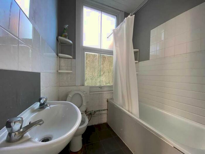 4 Bedroom Flat To Rent In Mitcham Lane, London, SW16