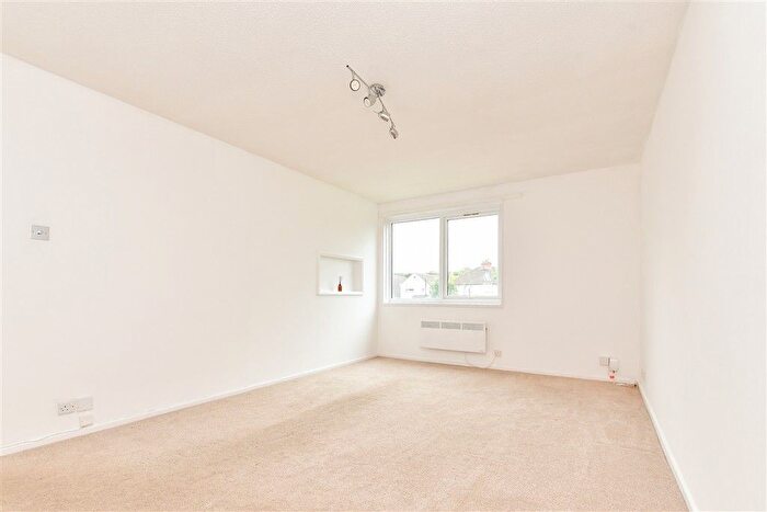 1 Bedroom Flat For Sale In Pelham Way, Leatherhead, Surrey, KT23