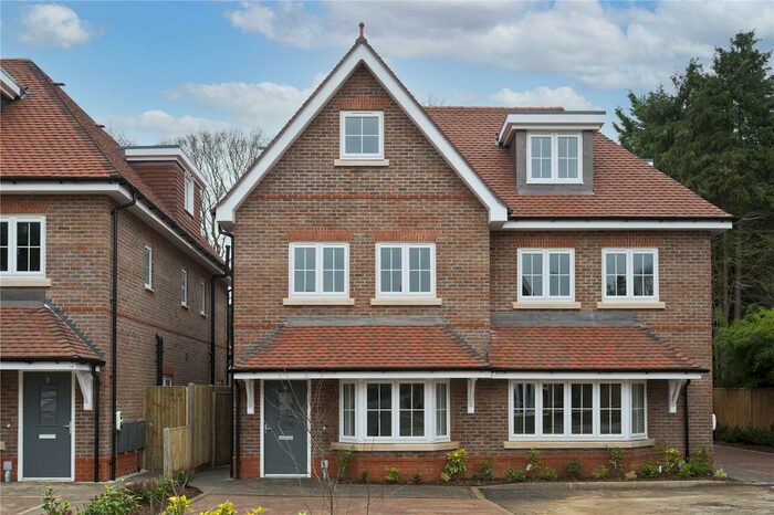 4 Bedroom Semi-Detached House To Rent In Woodleaf Gardens, Esher KT10