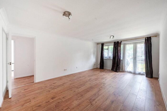 2 Bedroom Flat To Rent In Westfield Park, Hatch End, Pinner, HA5