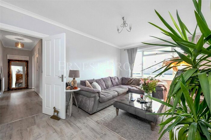 2 Bedroom Flat To Rent In Rigault Road, Fulham, SW6