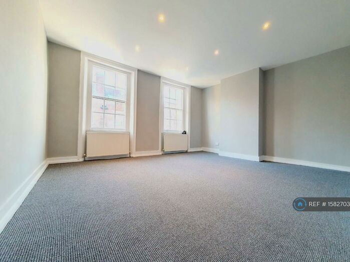 3 Bedroom Flat To Rent In Guildford Street, Kent, KT16