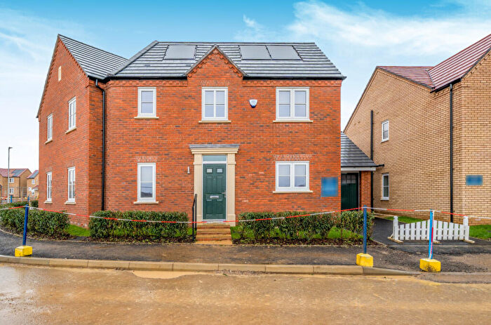 3 Bedroom Semi Detached House To Rent In Kingfisher Drive, Upton, Northampton, NN5