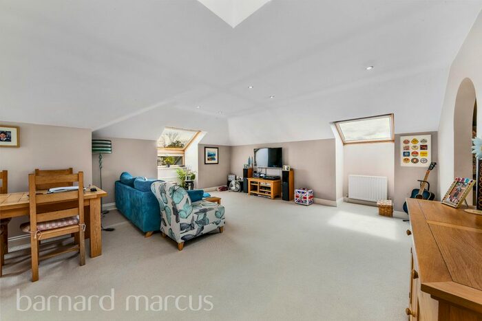 3 Bedroom Flat To Rent In Avenue Elmers, Surbiton, KT6