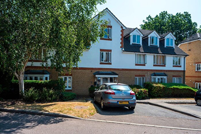 2 Bedroom Flat For Sale In Alexandra Gardens, Knaphill, Woking, GU21