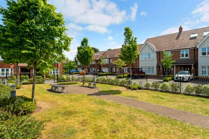 4 Bedroom Flat To Rent In Kings Gardens Walton-on-Thames, KT12